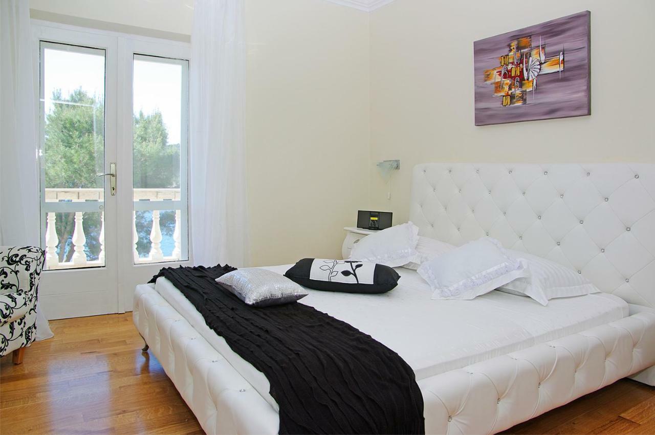 Waterfront Villa With Pool Vela Luka Εξωτερικό φωτογραφία